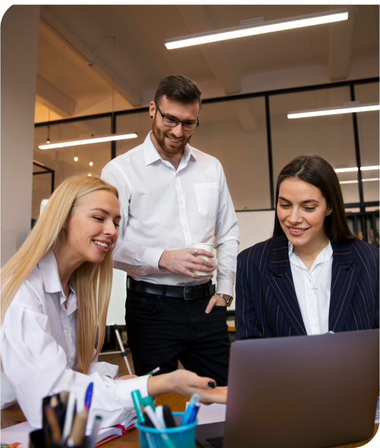 Ímagen de tres trabajadores viendo la laptop BERM